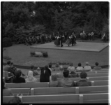 3380 Publiek in openluchttheater Dijkzigt kijkt naar een optreden van de Franse folkloristische dansgroep 'Alsacien Lorrain'.