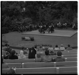 3380 Publiek in openluchttheater Dijkzigt kijkt naar een optreden van de Franse folkloristische dansgroep 'Alsacien Lorrain'.