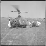 3383-3 Slachtofferhulp rond een gelande helicopter tijdens het vliegfeest op Zestienhoven, met demonstraties en ...