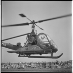 3383-4 Een piloot demonstreert tijdens het vliegfeest van het Rode Kruis op vliegveld Zestienhoven hoe een slachtoffer ...