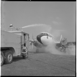 3383-7 Vliegfeest Zestienhoven met demonstraties en rampenoefeningen; bestrijden van een vliegtuigbrand.
