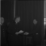 339 Ir. R. Dijkshoorn, ROTEB-directeur, reikt een diploma uit. Links van hem president-hoofdman J.J. Oster.