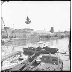3398-1 Demping van het Pernisser haventje; op de achtergrond een molenstomp.