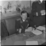 34 Russische schout bij nacht W.F. Kotow zittend achter tafel.