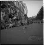 3401-1 Publiek in de straat waar in het kader van de Vakantiebesteding door de jeugd een behendigheidsspel wordt gespeeld.