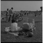 3403-2 Kinderwagen en publiek tijdens zomerdrukte op het strandje bij de Kralingse Plas.