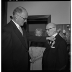 3436 Uitreiking van een koninklijke onderscheiding aan de 70-jarige dominee J.D. Boerkool (rechts).