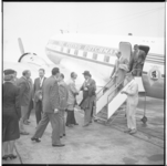 3437-1 Dakota op Zestienhoven is geland met een KLM-delegatie. De delegatie wordt begroet door ir. J.A.C. Tillema, ...