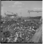 3472-1 Overblijfselen van gesloopte schepen; op de achtergrond het Liberty schip 'Arsena' en een kraandeel van ...