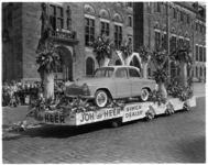 3477-3 Praalwagen van Simca-dealer Joh. de Heer op Coolsingel voor stadhuis tijdens het 31e Bloemencorso.