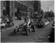 3477-4 De M-brigade-oplegger op de Coolsingel passeert het stadhuis tijdens 31e Bloemencorso.