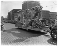 3477-6 De wagen van Joh. De Heer met piano's, orgels en bloemen op de Coolsingel tijdens het 31e Bloemencorso.