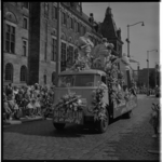 3477-7 Presentatie 'Michelin' op DAF-vrachtauto voor stadhuis op de Coolsingel tijdens het 31e Bloemencorso en kreeg de ...