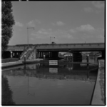 3479-1 De Rotterdamse Schie met een bord 'Verboden Doorvaart' ter hoogte van viaduct rijksweg 13, Parallelstraat en ...