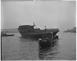 348-1 De zojuist te water gelaten motorsleepboot 'Barentsz-zee' drijft in 'de Noord' te Kinderdijk.