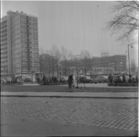 351-2 Lijnbaanflats in aanbouw achter de Karel Doormanstraat. Foto is gemaakt vanaf de Kruiskade-Schouwburgplein.