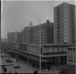 351-4 Overzichtsfoto Lijnbaan met op de achtergrond flats in aanbouw.