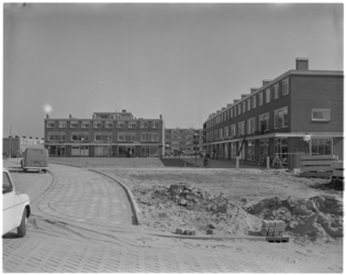 3523-1 Het bijna voltooide buurtwinkelcentrum Lengweg op de Meeuwenplaat in Hoogvliet.