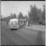 3547-2 Auto met caravan verlaat de camping aan de Kanaalweg.