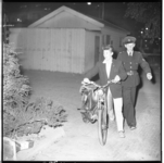 3554-1 Jongeman met bromfiets wordt weggeleid door politieagent in hartje Rotterdam na verboden samenscholing bij ...