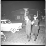 3554-2 Nozem opgepakt door twee politieagenten in hartje Rotterdam na verboden samenscholing bij ijssalon 'Capri' in de ...