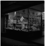 3561 Etalage delicatessenwinkel Briel op de Wolphaertsbocht 27b in Oud-Charlois.
