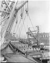357-2 Het Duitse motorvrachtschip 'Rensburg' in de takels na een aanvaring met de coaster 'Derwent Water'.