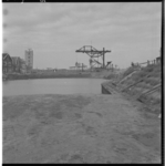 3571-2 Dempen van de oude Pernissehaven, links op de achtergrond de radarpost.
