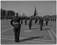3582-2 Beëdiging van zes 2e luitenants der Mariniers door generaal-majoor H. Lieftinck, op het terrein van de Van ...
