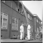 3597 Mannen bij beschadigd woonhuis na de brand, bij de familie Scholte in Schiedam aan de IJsselmondestraat.