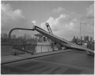 3657-1 Spaansebrug tussen 2e Hogenbanweg en de Vlaardingweg, over de Delfshavense Schie, is ingestort en ligt op wegdek..