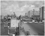 3657-2 Een deeloverzicht vanaf de Vlaardingweg: de woonwijk terwijl delen van de Spaansebrug -tussen 2e Hogenbanweg en ...
