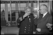 3778-2 Afscheid van de kapitein Frits de Jonge van de Willem Ruys in aanwezigheid van burgemeester Van Walsum.