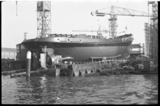 3795-2 Tewaterlating sleepboot Sjam bij werf van L. Smit en Zoon te Kinderdijk.