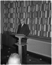 383-1 Opening van de tentoonstelling 'Rotterdam en de middenstand' door wethouder J.U. Schilthuis in het gebouw van de ...