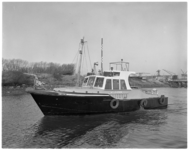 389 De nieuwe peilboot 'Botlekwerken' wordt door Gemeentewerken in gebruik genomen.
