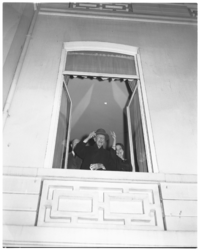3956-1 Reder Willem Ruys Wzn. voor het raamkozijn van zijn woning aan de Westersingel i.v.m. zijn 95e verjaardag.