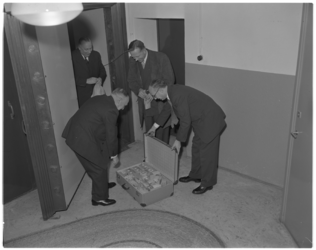 397-1 Mannen bekijken bij kluisdeur één miljoen gulden aan prijzen van de SUS-loterij.