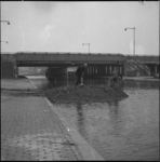 4015 Start van aanleg dam in de Rotterdamse Schie naast het viaduct van rijksweg 13.