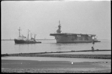 4025-2 Vliegdekschip Saginaw Bay arriveert tussen de pieren van Hoek van Holland met hulp van sleepboten van Wijsmuller.