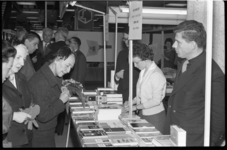 4082-3 Als afsluiting van de 25e Boekenweek een Literaire Boekenmarkt in de Bijenkorf, geopend door de echtgenote van ...