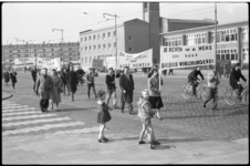 4092-1 Mensen demonstreren met spandoeken op de Schiedamseweg tegen bloedbad in Zuid-Afrika.