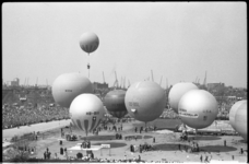 4108-2 Aantal ballonnen op Afrikaanderplein als startplaats van de internationale ballonnen-doellandingswedstrijd om de ...