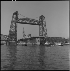 4154 Vliegdekschip Saginaw Bay passeert de Koningsbruggen, op weg naar de sloop. Foto gemaakt vanaf de Nassaukade.