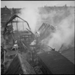 4199 Overzicht van de uitgebrande loodsen van verffabriek Zwaal en garage van Daalen aan de Overschiese Dorpsstraat 16.