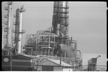 4200 Een deel van de beschadigde en geblakerde destillatietoren op de Esso raffinaderij.