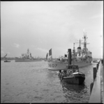 4239-1 Aankomst en afmeren van Franse marineschepen aan de Parkkade.