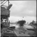 4241-1 De zeesleepboot 'Mississippi' glijdt van de scheepshelling bij J.en K. Smit's Scheepswerven en Machinefabrieken ...