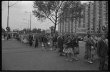 4273-1 Optocht van congresgangers van de Nederlandse Zondagsschool Vereniging, op weg naar de Floriade.