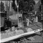 4277 Fruitkraam tijdens Pinksterdriemarkt op de hoek Coolsingel-Beursplein.